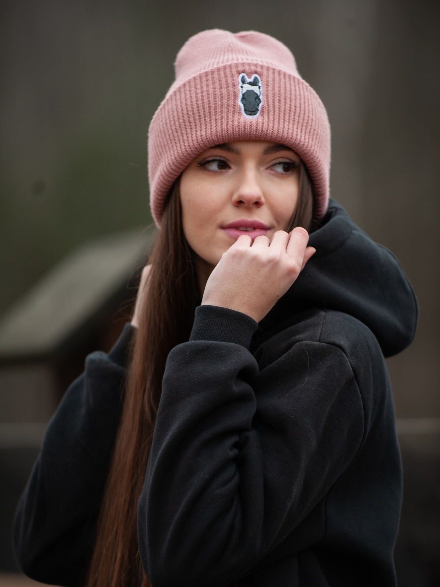 Miękka czapka zimowa z haftem Onesize - SAMIRA - Rose