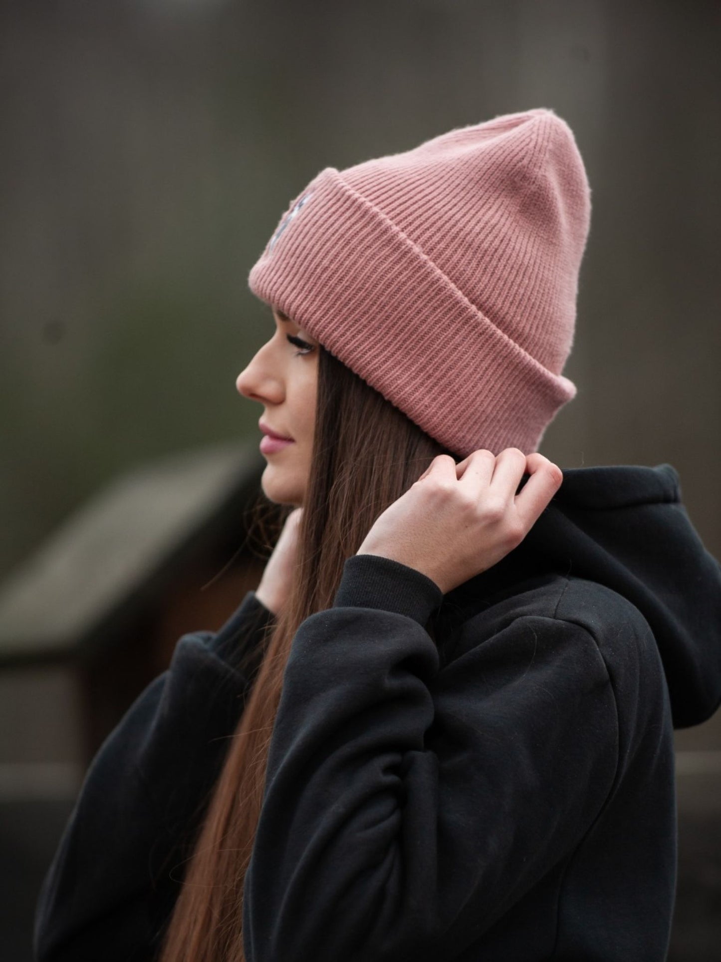 Miękka czapka zimowa z haftem Onesize - SAMIRA - Rose