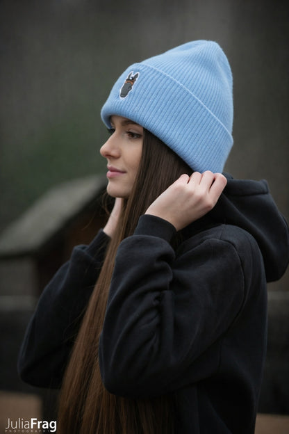 Miękka czapka zimowa z haftem Onesize - SAMIRA - Dusty Blue