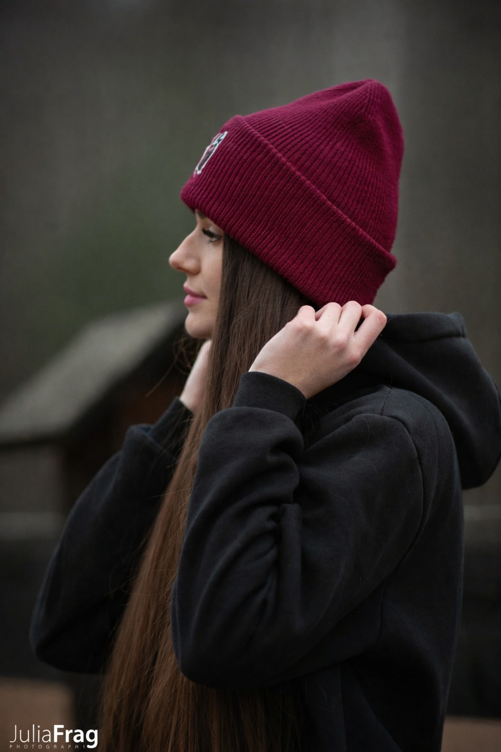 Miękka czapka zimowa z haftem Onesize - SAMIRA - Burgundy