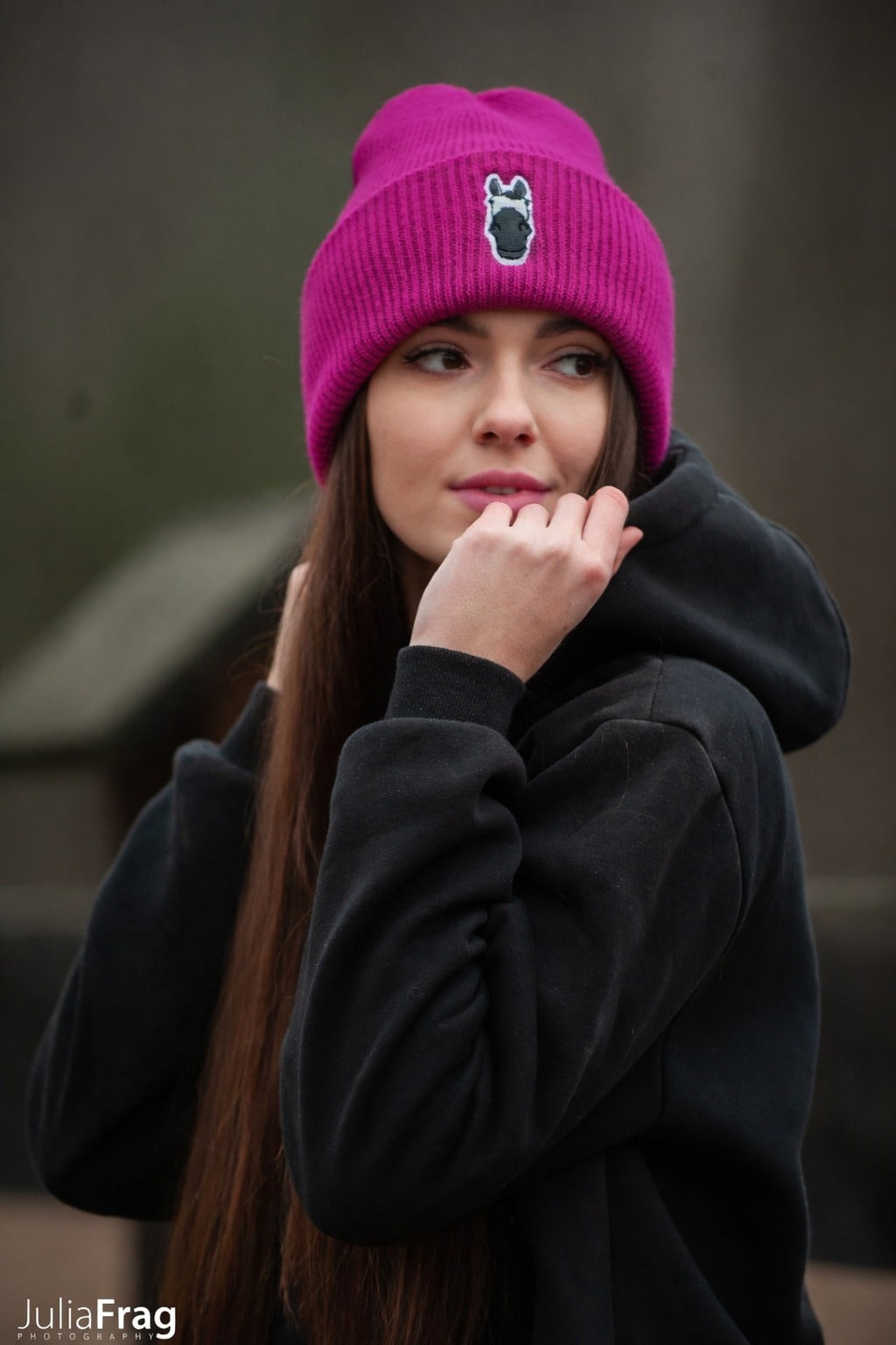 Miękka czapka zimowa z haftem Onesize - SAMIRA - Festival Fuchsia