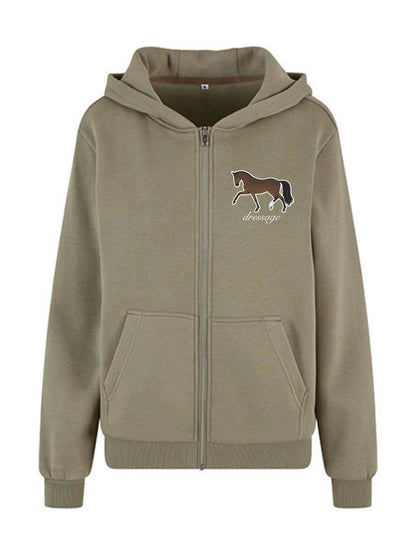 Miękka, luźna bluza na zamek z haftem "DRESSAGE" dla Koniary - COZY - Pale Olive